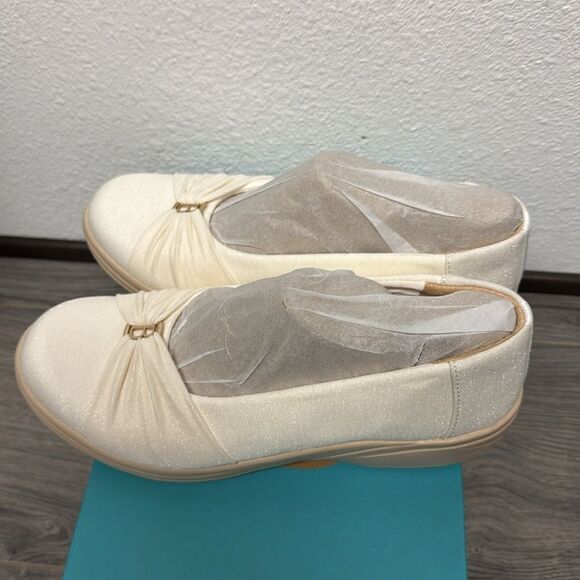 Bzees Women's Paige Washable Round Toe Slip Ons In Sugar Cream Shim - Picture 6 of 7